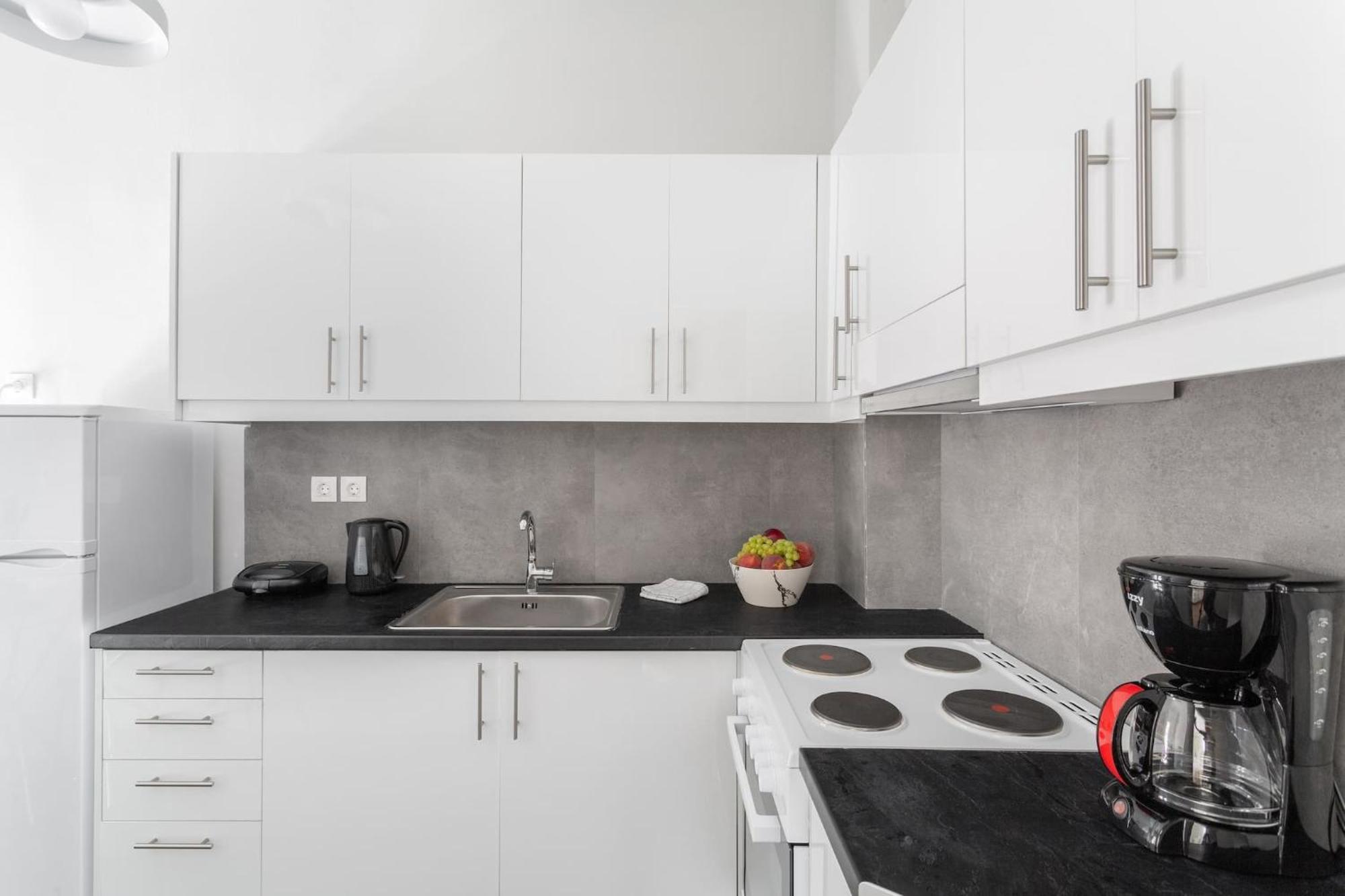 Explore History From A Chic Central Apartment أثينا المظهر الخارجي الصورة
